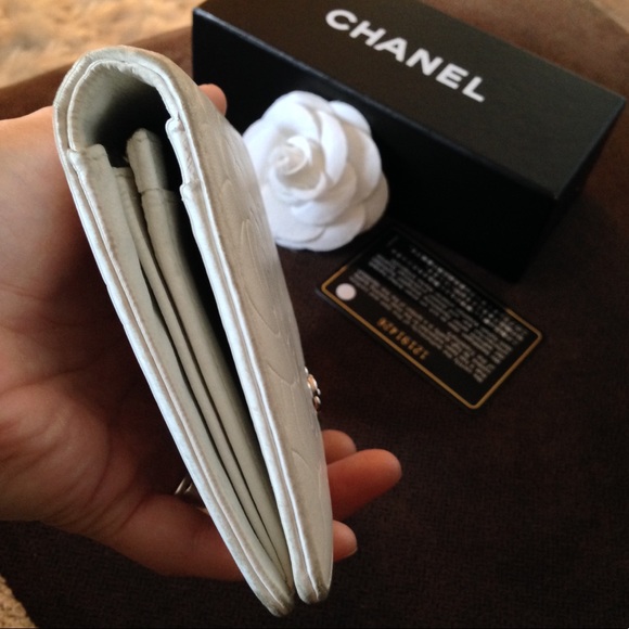 🚫SOLD🚫Chanel  Camellia Embossed Lambskin Wallet - Picture 5 of 8